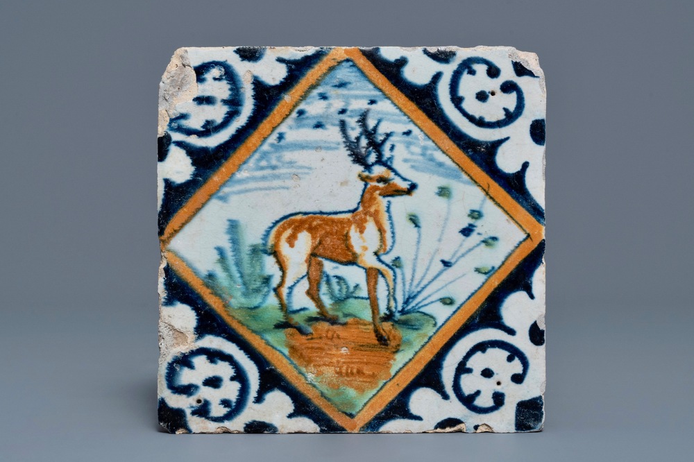 Een polychrome Delftse kwadraattegel met een hert, ca. 1600